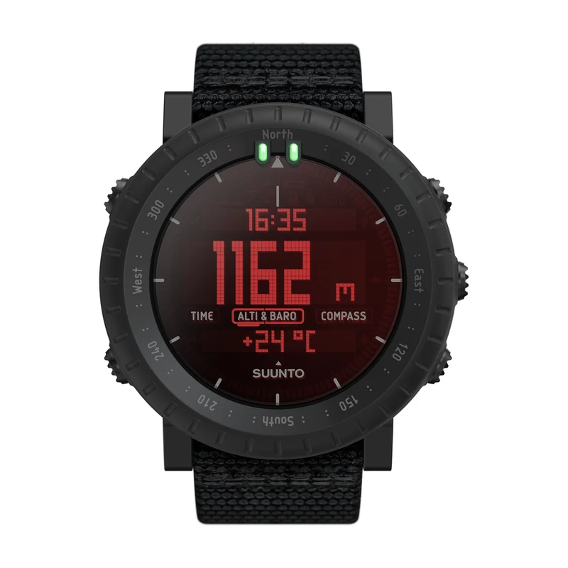 Suunto Core Alpha Stealth framifrån, svart outdoor-klocka med röd display och svart armband på vit bakgrund