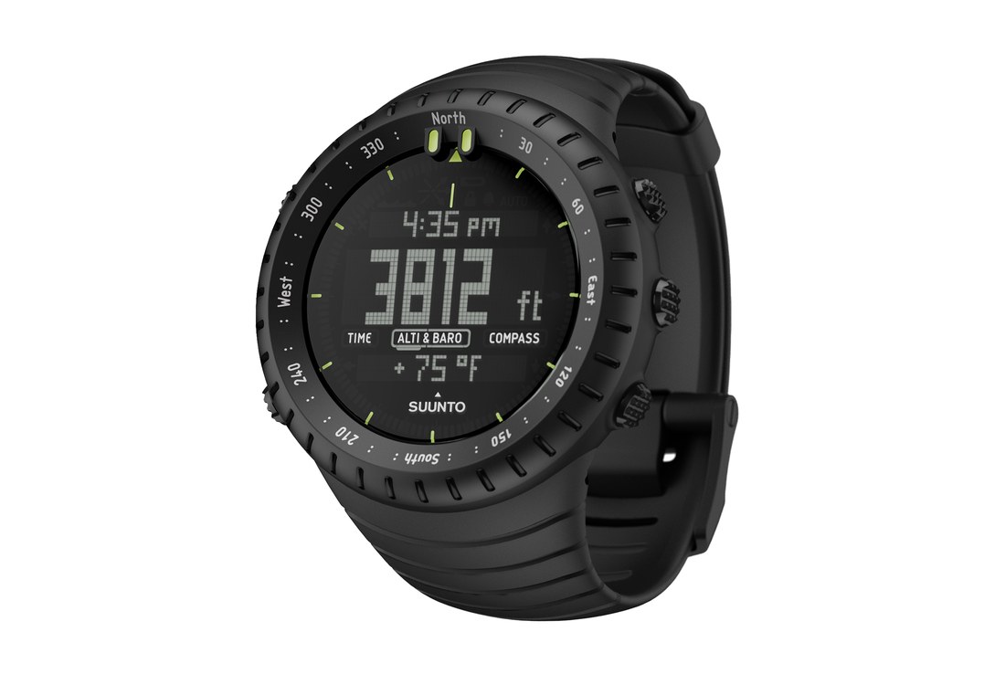 Suunto Core All Black snett framifrån, helsvart outdoor-klocka med svart armband på vit bakgrund
